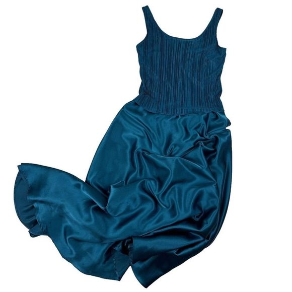 Cachet Teal Plisse Top Satin Formal Gown Dress Long Sleeveless Size 6 Zip Back - Picture 1 of 13